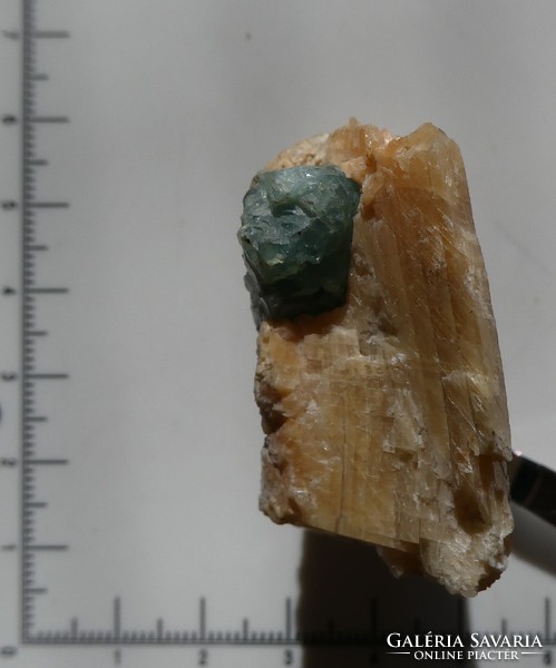 Természetes, nyers Fluorapatit ásvány Kalcit anyakőzeten. 46 gramm.