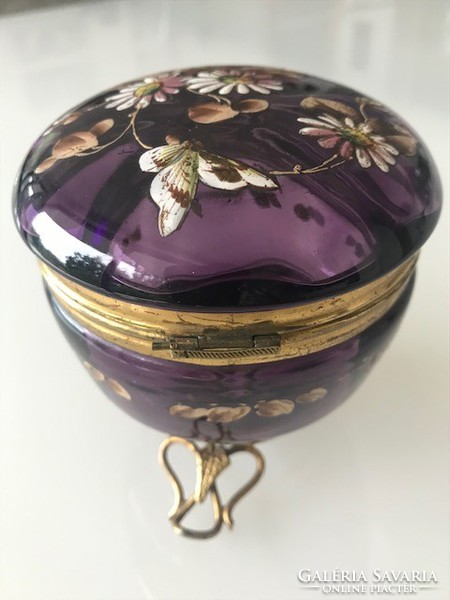 Antik kézzel festett lila üveg bonbonier aranyozott réz vázban, 9 cm magas
