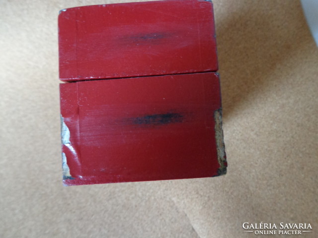 Régi festett vörös fa doboz ázsiai jellegű