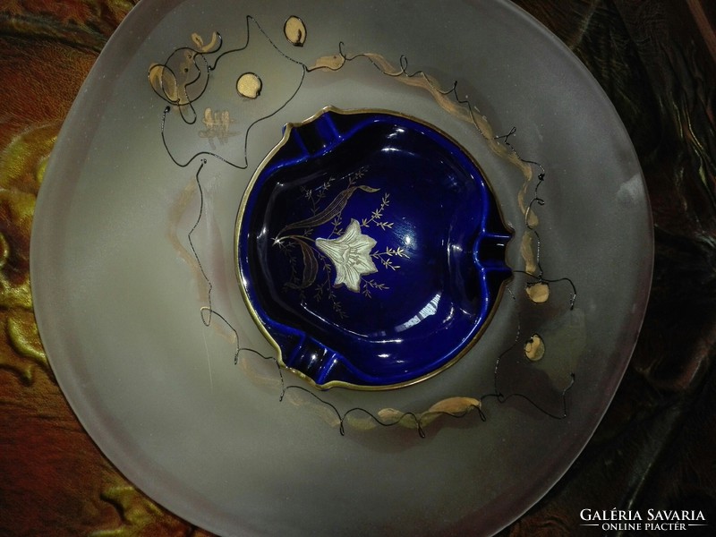 Cobalt blue, 15 cm dia. Ashtray 24 arms. Painted with gold