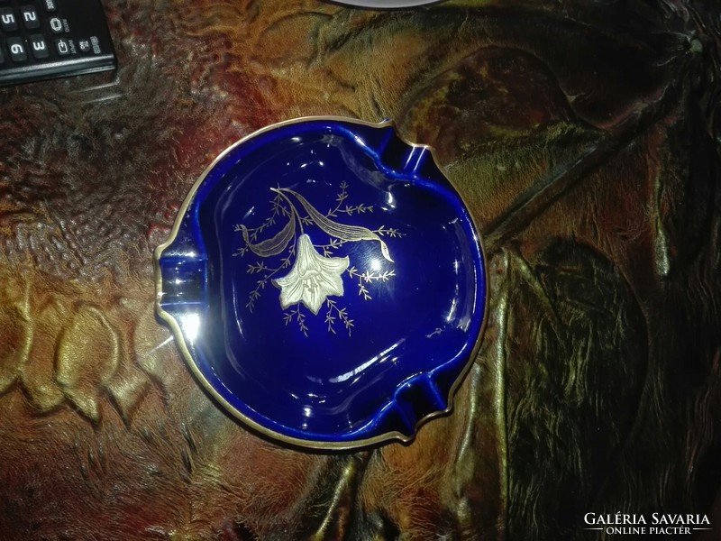 Cobalt blue, 15 cm dia. Ashtray 24 arms. Painted with gold