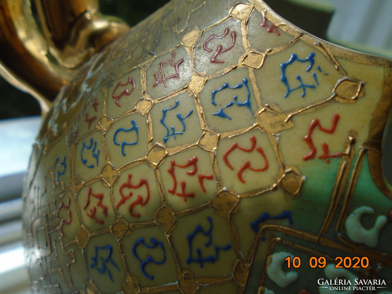 Aranybrokát és dombor színes zománc mintákkal,figurális kínai lváza érdekes lépcsőzetes peremmel