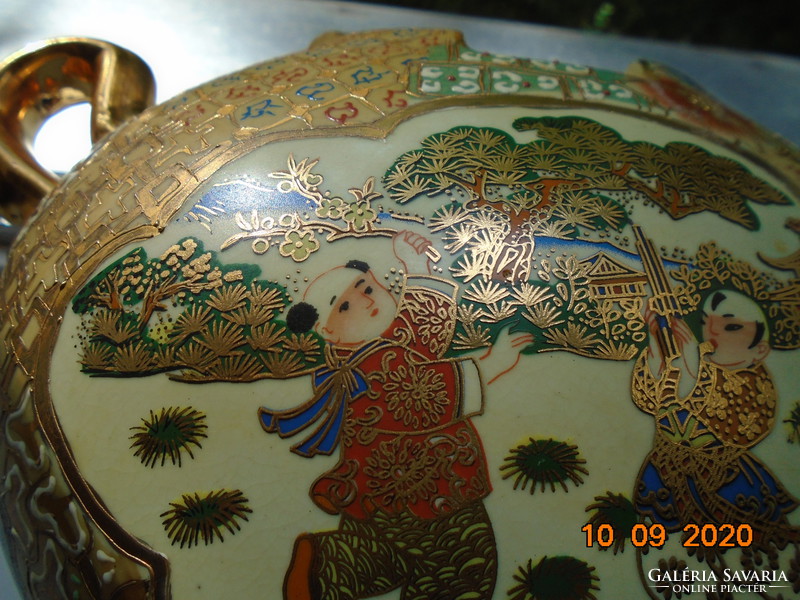 Aranybrokát és dombor színes zománc mintákkal,figurális kínai váza érdekes lépcsőzetes peremmel