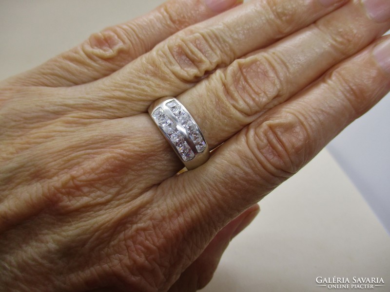 Gyönyörű ezüst gyűrű fehér církóniákkal