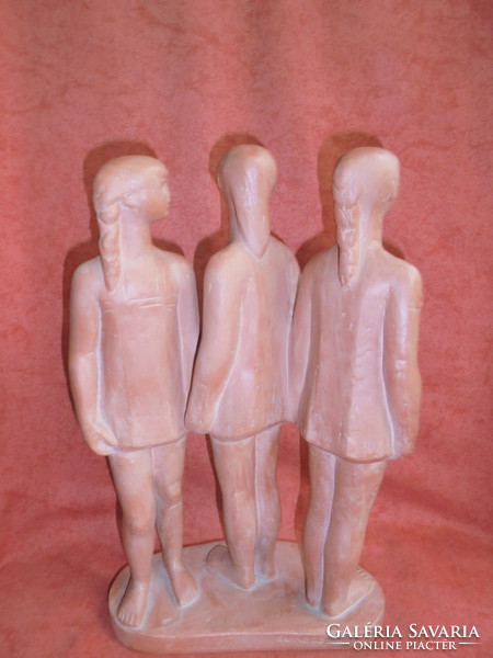 Gömbös László szignált terrakotta szobor: Éneklő gyerekek
