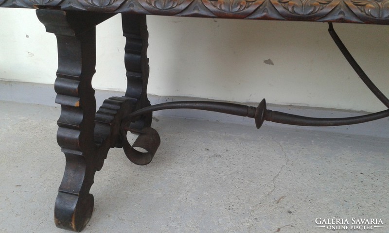 Antik korabeli reneszánsz lehajthatós pad nagy kétfejű sasos korona címrrel lábán vas pántokkal