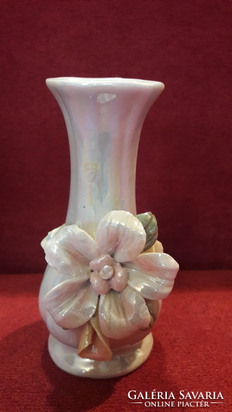Virággal díszített porcelán váza