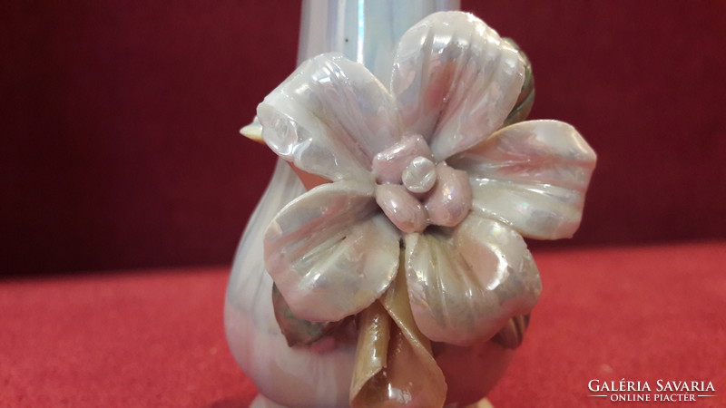 Virággal díszített porcelán váza