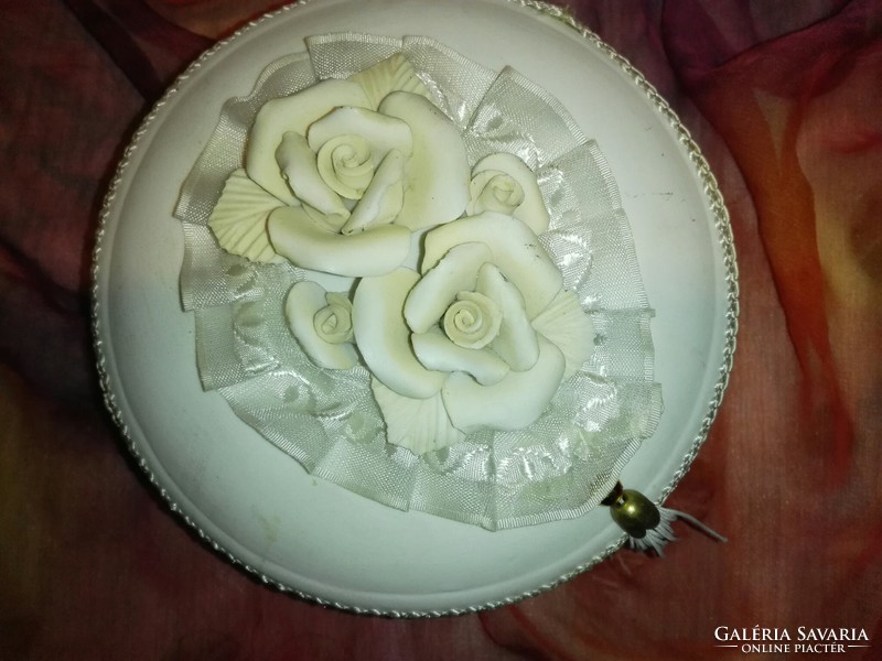 Vintage ékszertartó, hófehér ,kézzel készített porcelán rózsákkal....