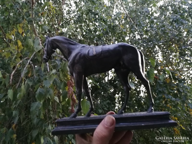 Ló szobor, verseny ló, valószínűleg ónból, szignált. Felnyergelt lovacska Szecessziós korból 