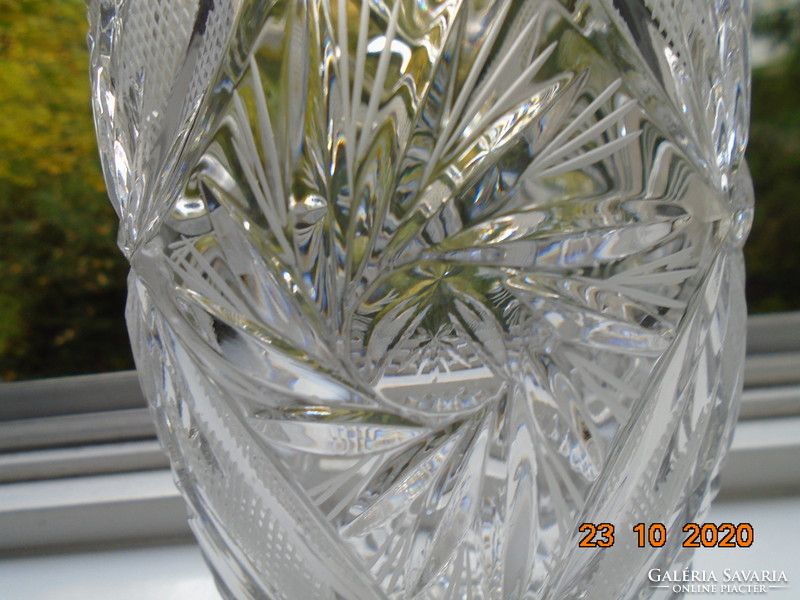Gazdag gyémántcsiszolt elemekkel ,rozetta és virág mintákkal, ólomkristály  váza