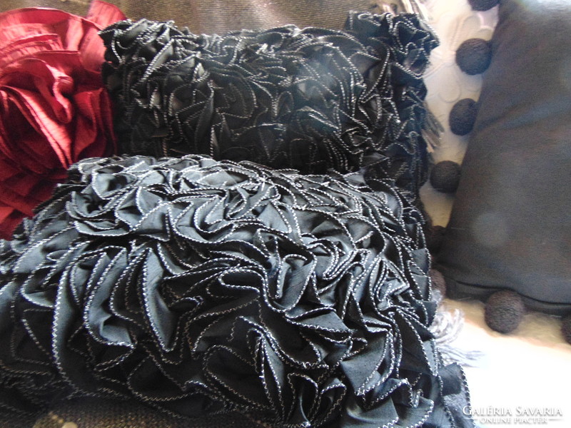 2 ruffled black decorative pillows