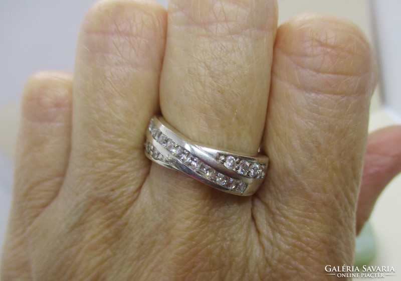 Gyönyörű köves ezüstgyűrű