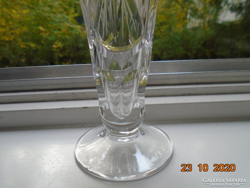 Többféle növényi mintával és rácsmintával, cakkos peremmel, csiszolt fazettált üvegkristály váza