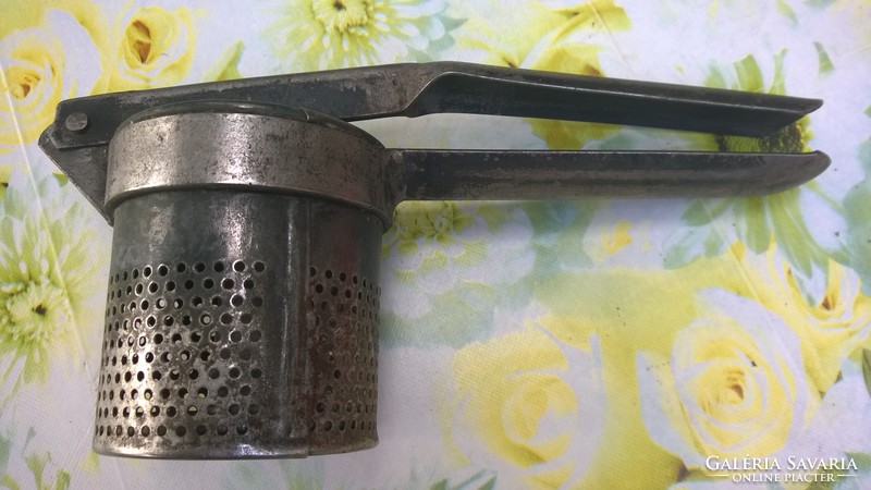 Retro potato masher from the 50s - an indelible piece.