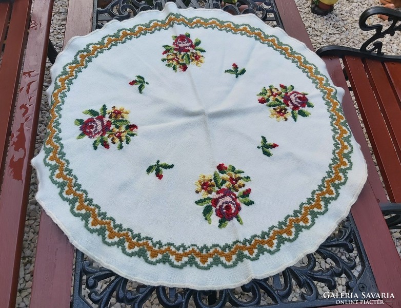 Beautiful cross-stitched rosy floral tablecloth, tablecloth, nostalgia piece, collector's beauty