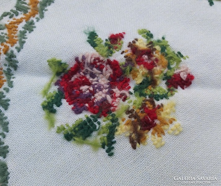 Beautiful cross-stitched rosy floral tablecloth, tablecloth, nostalgia piece, collector's beauty