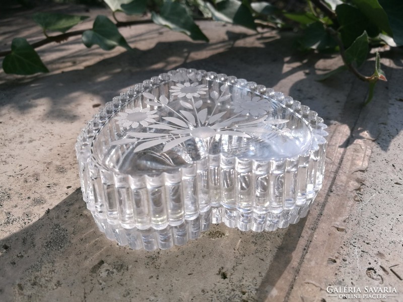 Heart-shaped crystal ring holder