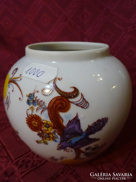 Porcelain vase with a bay, height 10.5 cm. He has!