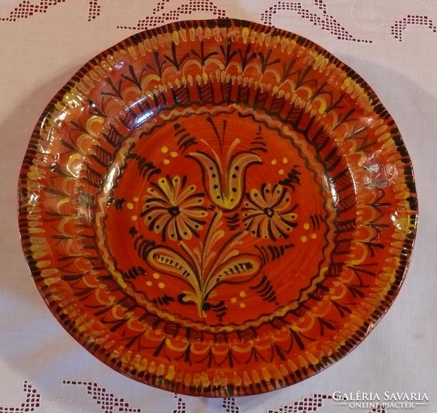Kézi festéssel gazdagon díszített fali tányér, 23 cm