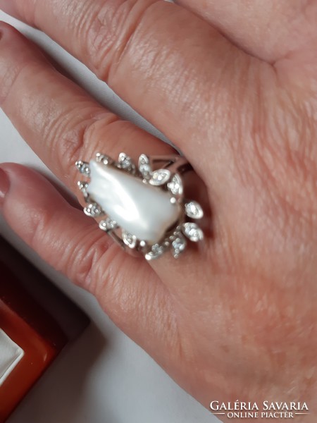 Silver ring with pearl zirconia stones. New!