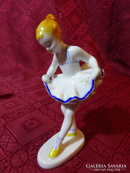 Hollóházi porcelán figura, kézzel festett  balerina, szoknyája kék szélű, magassága 13,5 cm. Vanneki