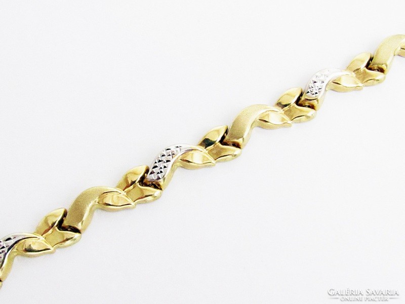 Gold two-tone women's bracelet (d25-au58474)