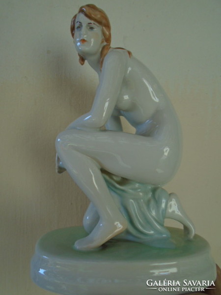 Zsolnay porcelán szobor, antik darab, térdeplő, fürdőző nő.hibátlan.