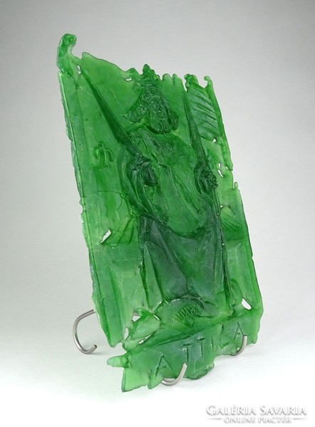 1C574 Régi művészi üvegmunka, zöld fújt üveg Attila magyar király dombormű 27.5 x 19 cm