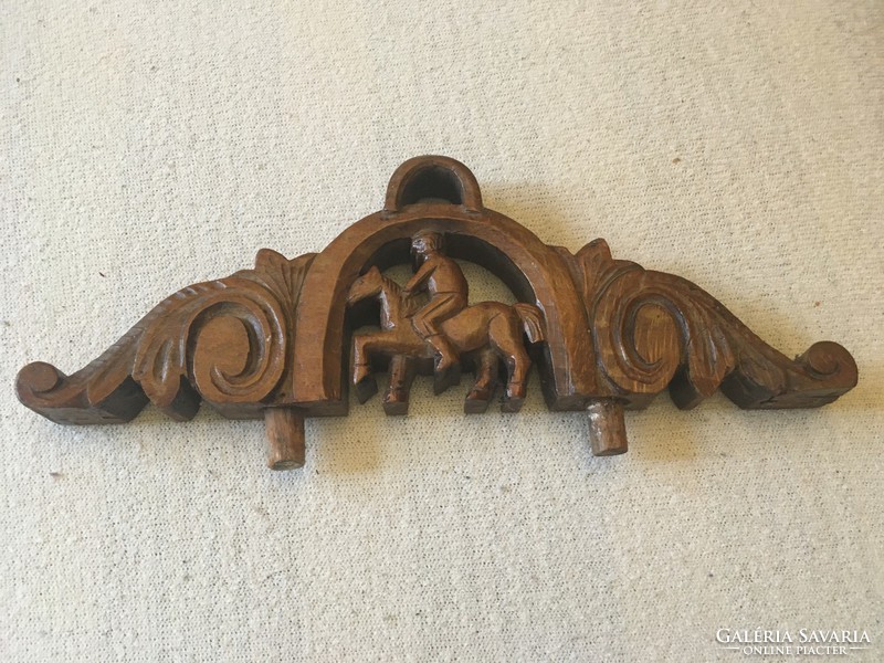 Special equestrian hand-carved furniture ornament