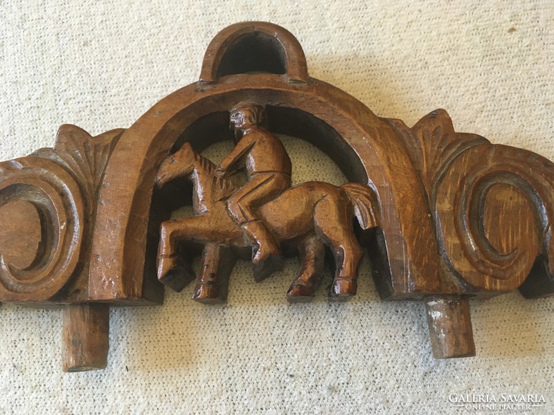 Special equestrian hand-carved furniture ornament