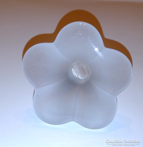 Also suitable for creative purposes is a solid glass flower-shaped ornament, leaf weights, possibly a candle holder 284 grams