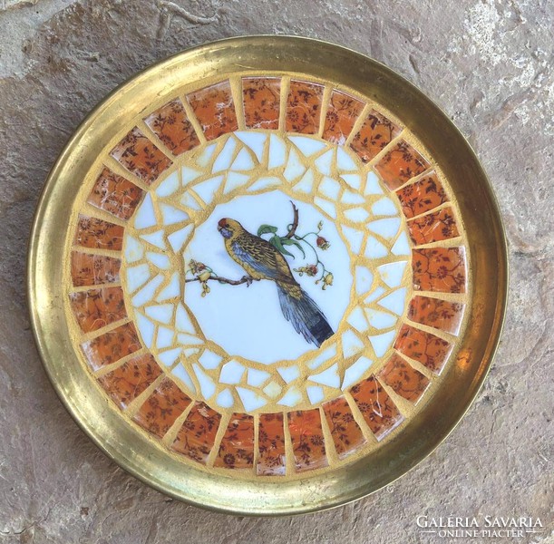 Egyedi ajándék: Antik sárgaréz tálca hollóházi madaras porcelán mozaik falidísz
