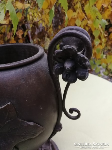 Special vase in a pair of antique metal, Art Nouveau flowerpots in an ornate flower holder, for a decorative collection!