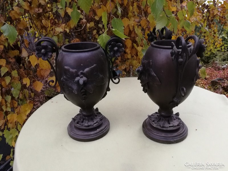 Special vase in a pair of antique metal, Art Nouveau flowerpots in an ornate flower holder, for a decorative collection!