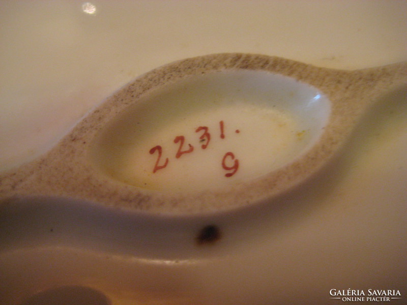 Osztrák ovális  porcelán tál  , minimális kopások vannak rajta   42 x 28 cm