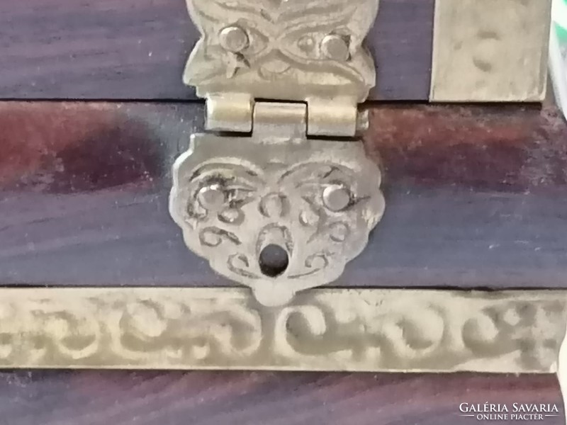 Rézzel díszitett szép Indiai faládika,13×9×7,5 cm