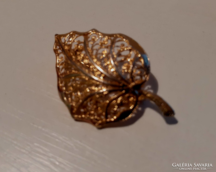 Old gilded leaf-shaped brooch in good condition