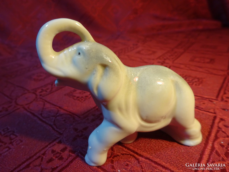 Német porcelán elefánt, szürke a háta, hossza 7,3 cm. Vanneki!