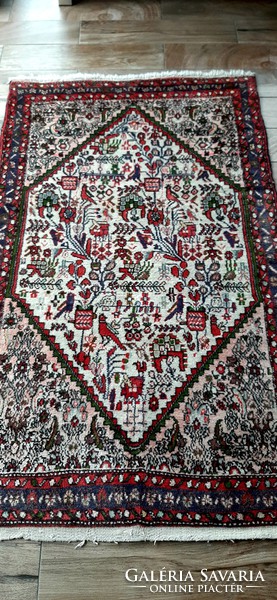 Kézi csomózású állatmintás perzsa szőnyeg