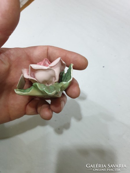 ENSZ porcelán virág 