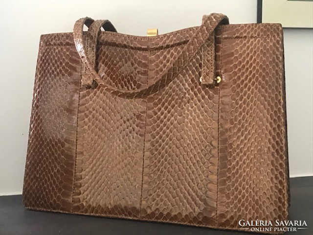 Kígyóbőr női táska újszerű állapotban,  28 x 20 cm