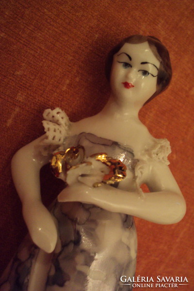 Táncosnő, tüllcsipke fodros ruhában---régi, kézi festésű porcelán vitrindísz.