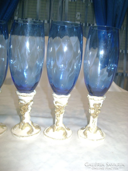 Kék színű talpas üveg pohár - hat darab - domború rózsákkal díszített talpon