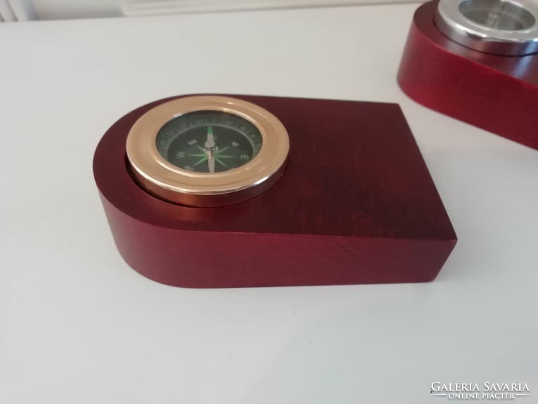 Mahogany wooden compass, leaf weight in gold / silver color