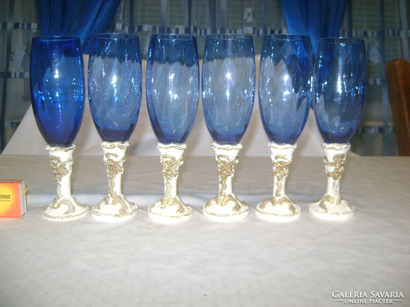 Kék színű talpas üveg pohár - hat darab - domború rózsákkal díszített talpon