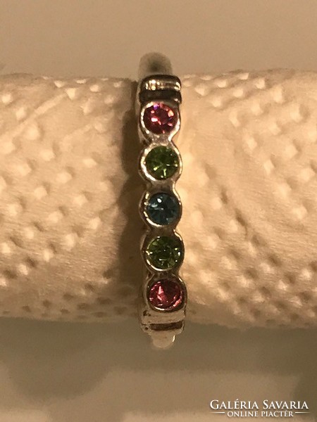 Színes kristályokkal díszített modern gyűrű, 56-os méret