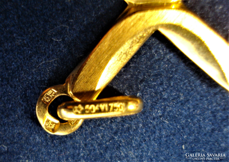 Beautiful, unusual shaped cross pendant (18k)