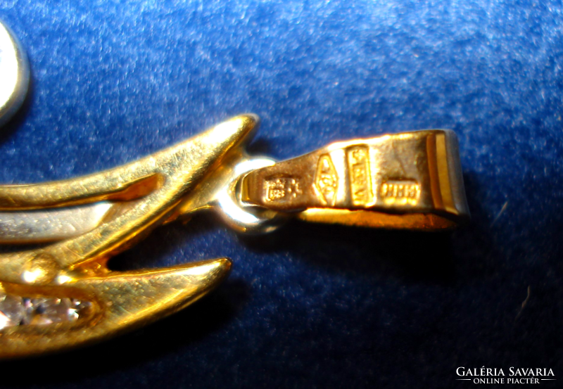 Antik M betű formájú fehér és sárga arany medál 
