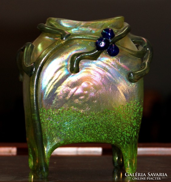 Unique glass vase with smetana magnesia